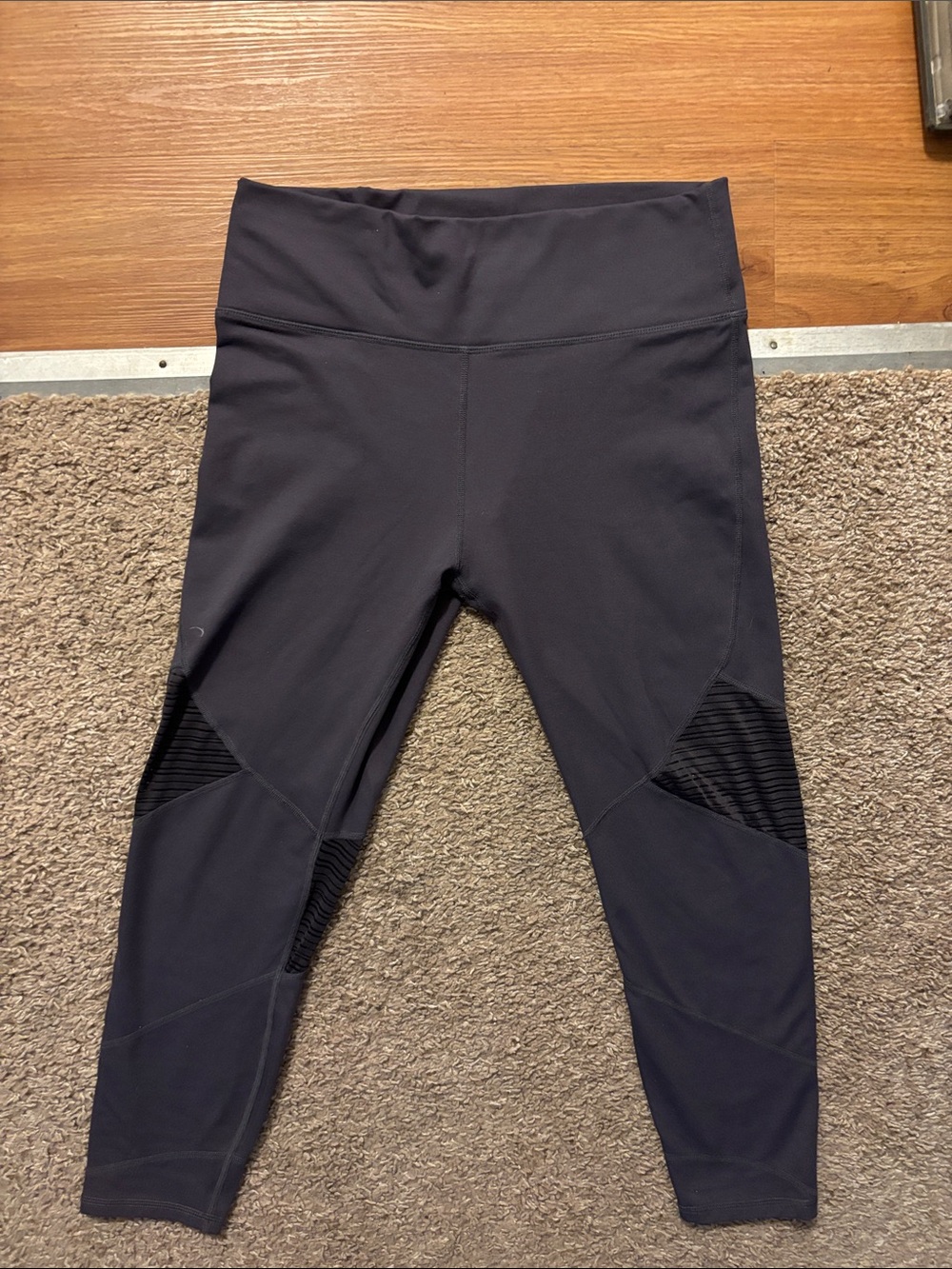 Fabletics Womans Lg Dark Gray Capri Athletic Leggings Mesh Cut Outs Like New